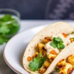 تاكو قرنبيط محمّص دسم مع صوص آيولي شيبوتلي وبهار متأنٍ، طعم غني يداعب الحواس