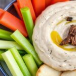 طبق غمس دافئ بالثوم والأنشوجة الكلاسيكية مع خضار طازجة، لمسة غارك أنشوفية رائعة.