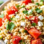 سلطة كينوا يونانية صحية مع ليمون حامض زبدي ونكهات منعشة ومصدر غذاء غني