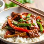 طبق “Decadent 15-Minute Hoisin Beef Pepper Stir-Fry” بلحم بقري بالهويزين وفلفل ملون بسرعة.