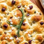 صورة خبز فوكاتشيا بالروزمارين بدون عجن مع ملح بحري متقشر، يجعلها Effortless No-Knead Flaky Sea Salt