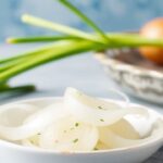 وصفة بصل سيبوليني حلو وحامض: بصل طري لامع بصوص متوازن ومذاق tangy delight.