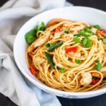 طبق دجاج لو مين سهل ولذيذ مع نودلز مقلية وخضار زاهية، وصفة effortless chicken lo mein