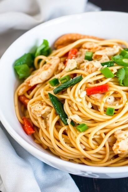 طبق دجاج لو مين سهل ولذيذ مع نودلز مقلية وخضار زاهية، وصفة effortless chicken lo mein
