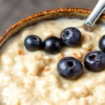 وعاء شوفان ليلي بدون طهي مع حليب وفواكه، صورة مثالية للاستيقاظ صباحًا—Easy No-Cook Overnight Oats Recipe