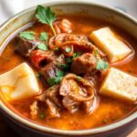 شوربة كيمتشي بييف وتوفو كورية شهية وغنية، طبق تقليدي دافئ وملّون.