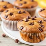 مخبوزات كب كيك خبز الموز بالشوكولاتة تشبه وصفة “Delicious Simple Chocolate Chip Banana Bread Muffins Recipe”