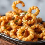 قالب مقرمش من حلقات الكالاماري المقلية، “Crunchy Delight” بنكهة ذهبية تجمع بين الفن والعلم.
