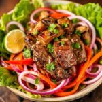 سلطة شريحة سمك بصلصة تايلاندية “Crying Tiger Steak” تفيض بنكهة قوية وعصرية