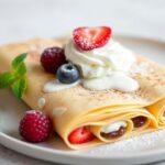 كريب حلو محشو يقطر عسل ومكسرات، يستعرض أفكار حشوات لذيذة.