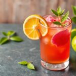 زجّية الحلاوة: شاي الزنجبيل والhibiscus المثلّج المنعش لتجديد يومك.