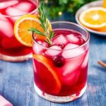 شوربة زنجبيل؟ لا. وعاء عصير فواكه زستي مع توت بري برتقالي متبلور كحلية احتفالية