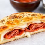 كالزون محشي بالريكوتا والسَّلami مخبوز حتى الذهبيّة، وصفة Timeless Baked Calzone مثالية.